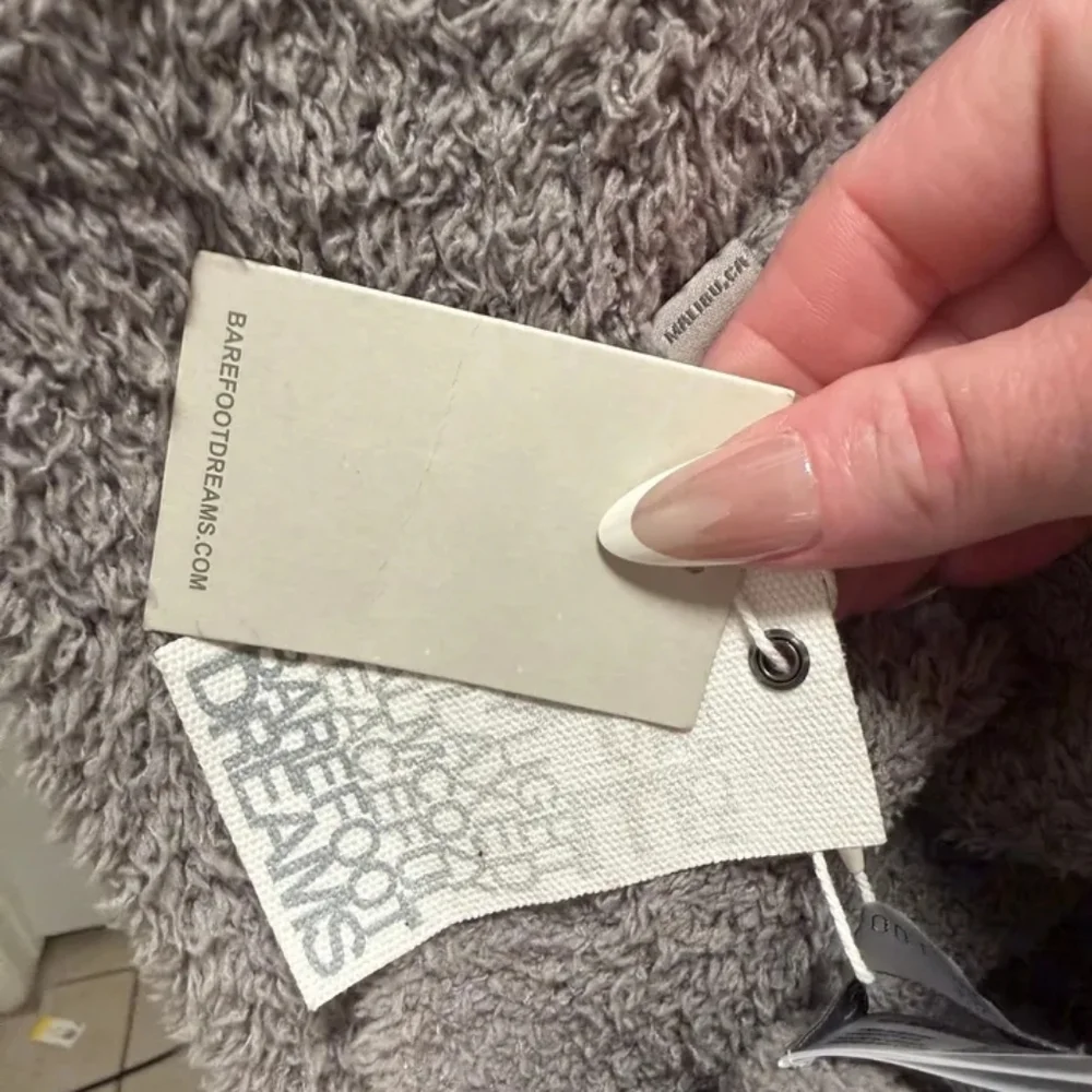 Nwt  barefoot Dreams Cozy Chic Scarf In Grey